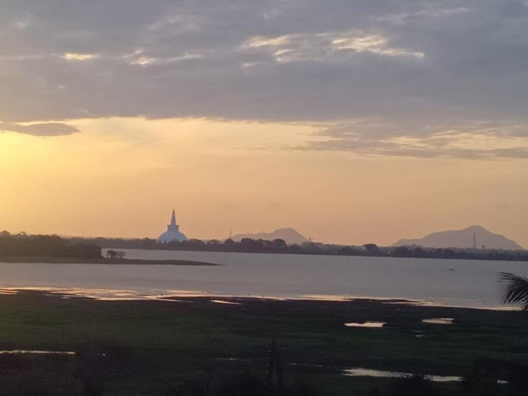Lake Edge Resort Anuradhapura Esterno foto