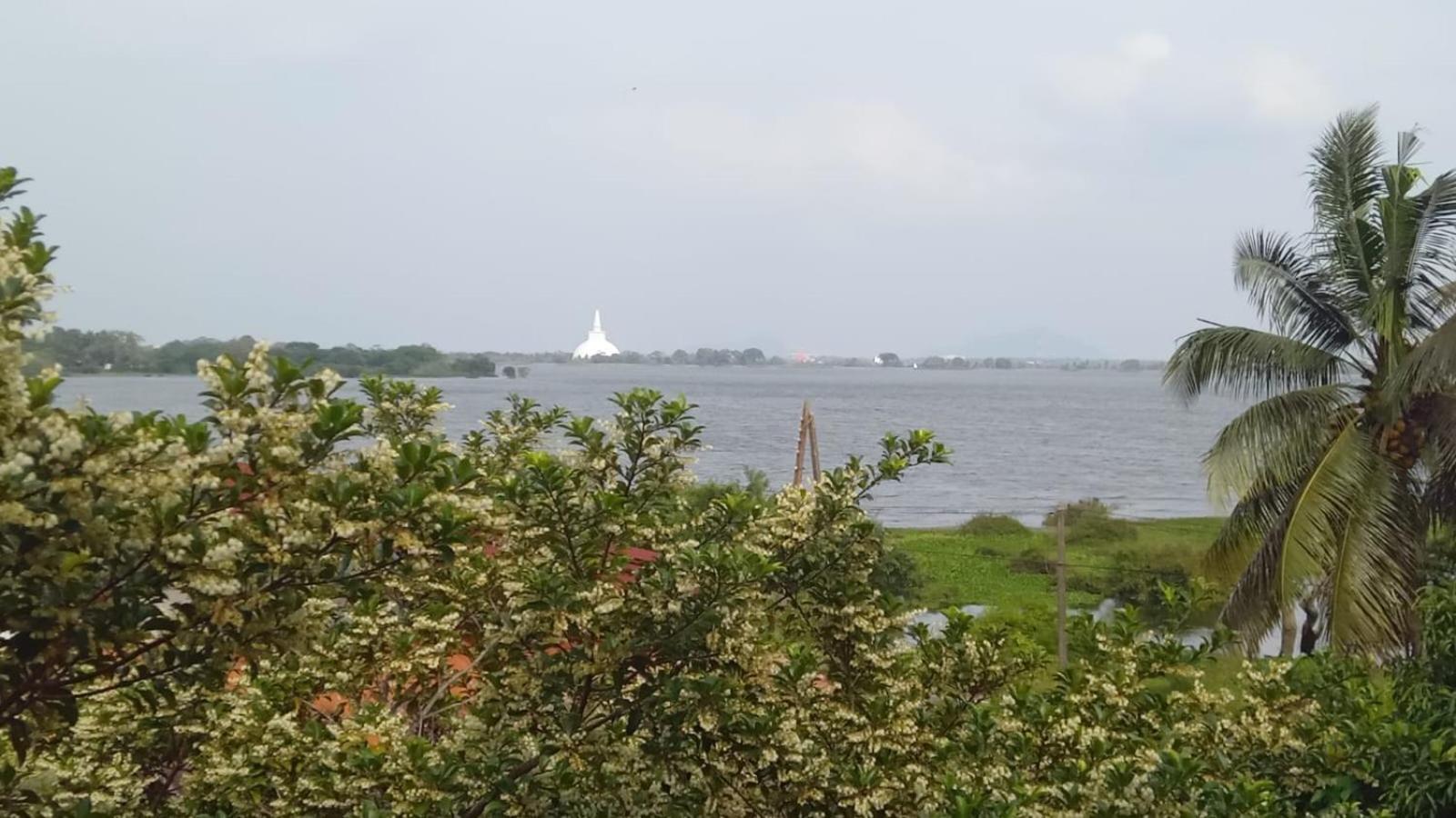 Lake Edge Resort Anuradhapura Esterno foto