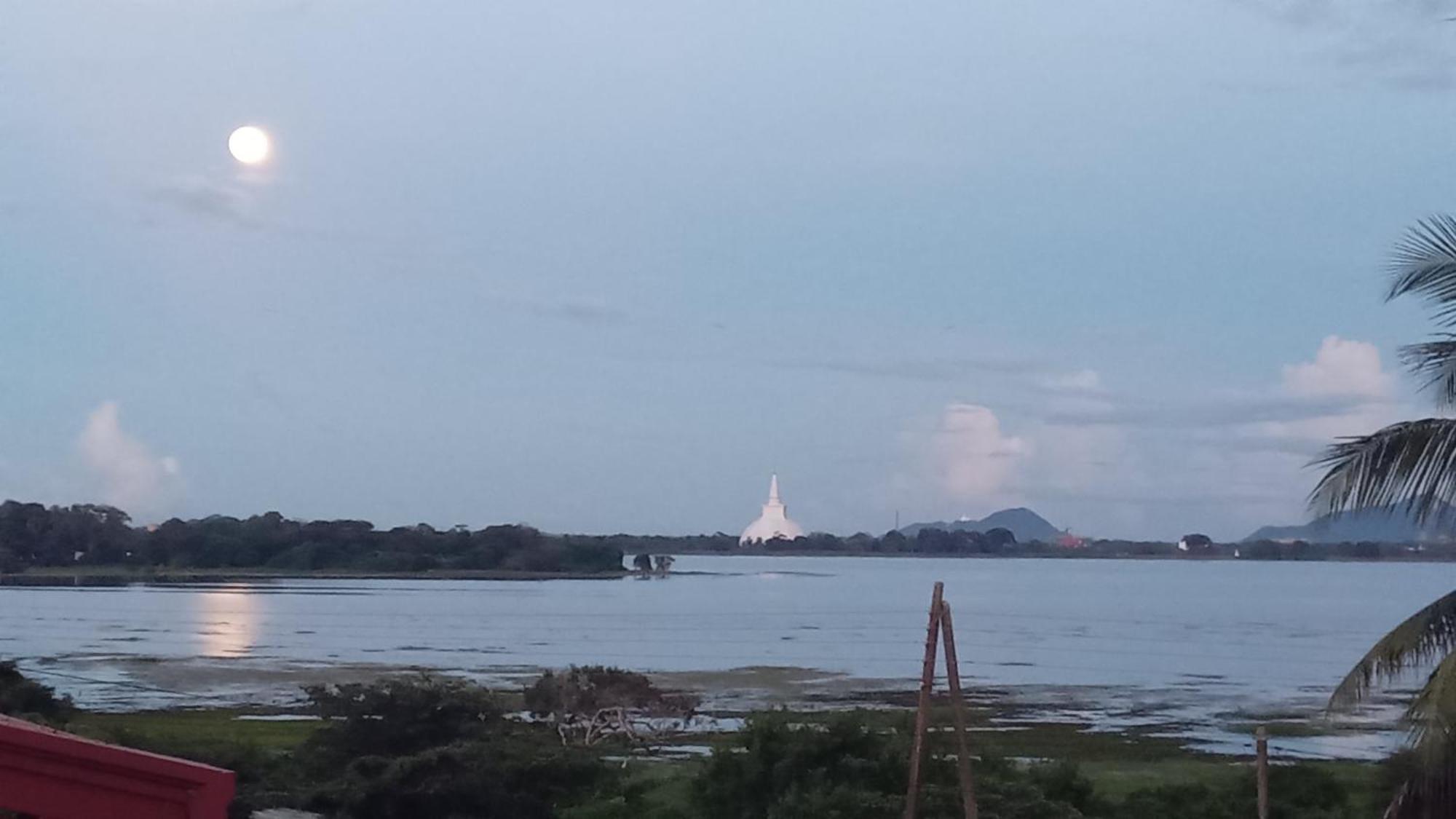 Lake Edge Resort Anuradhapura Esterno foto