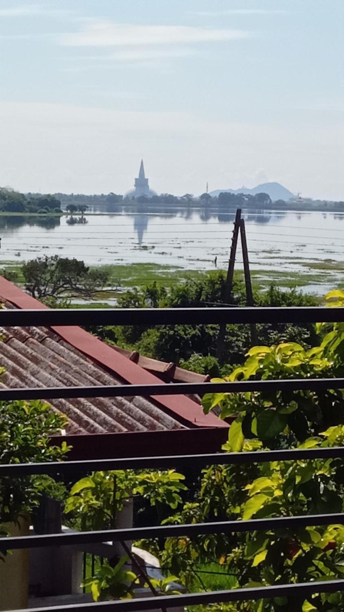 Lake Edge Resort Anuradhapura Esterno foto